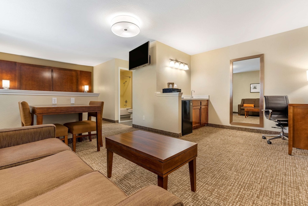 Room, Multiple Beds, Non Smoking (Upgrade) - Photo 4