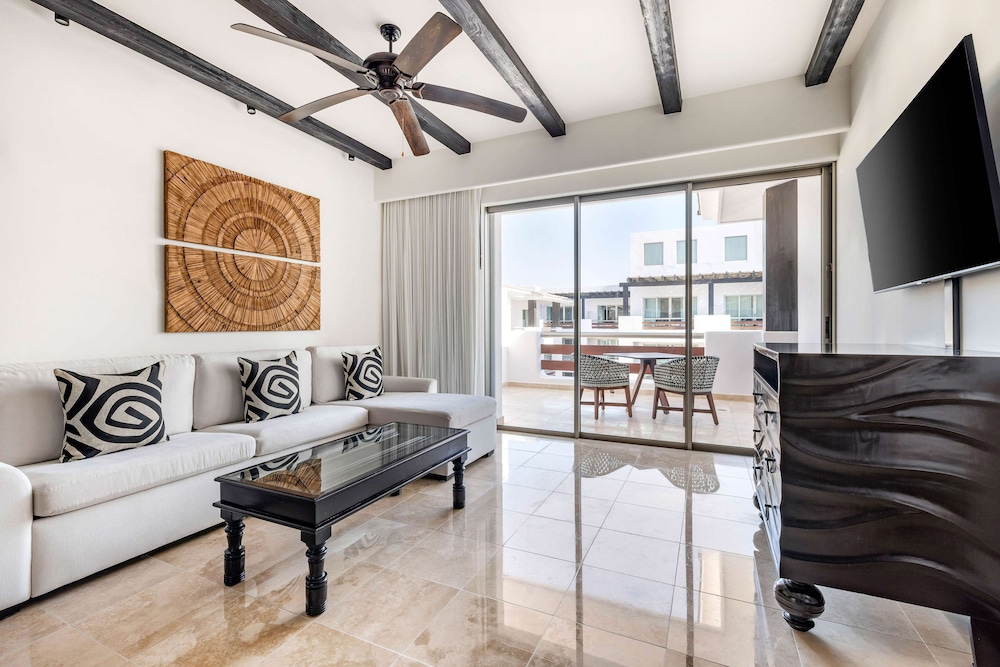 1 Bedroom 1 King Pool View Suite With Balcony