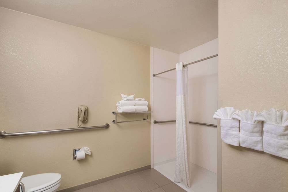 Room, 1 King Bed, Accessible, Non Smoking - Photo 3
