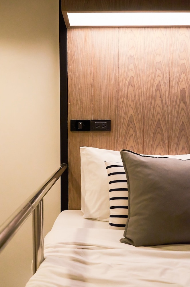 Twin queen size bed with shared bathroom photo 3