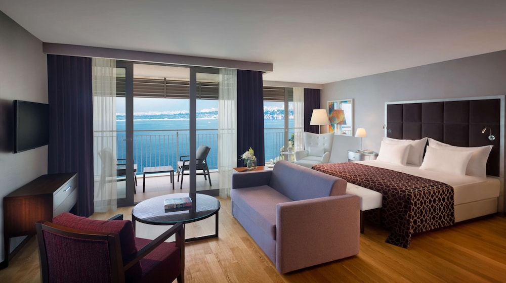 Mediterranean Suite with Living Room