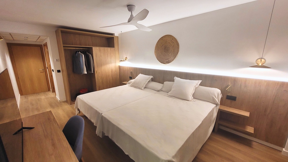 Triple Room (2 Adults and 1 child) - Photo 1