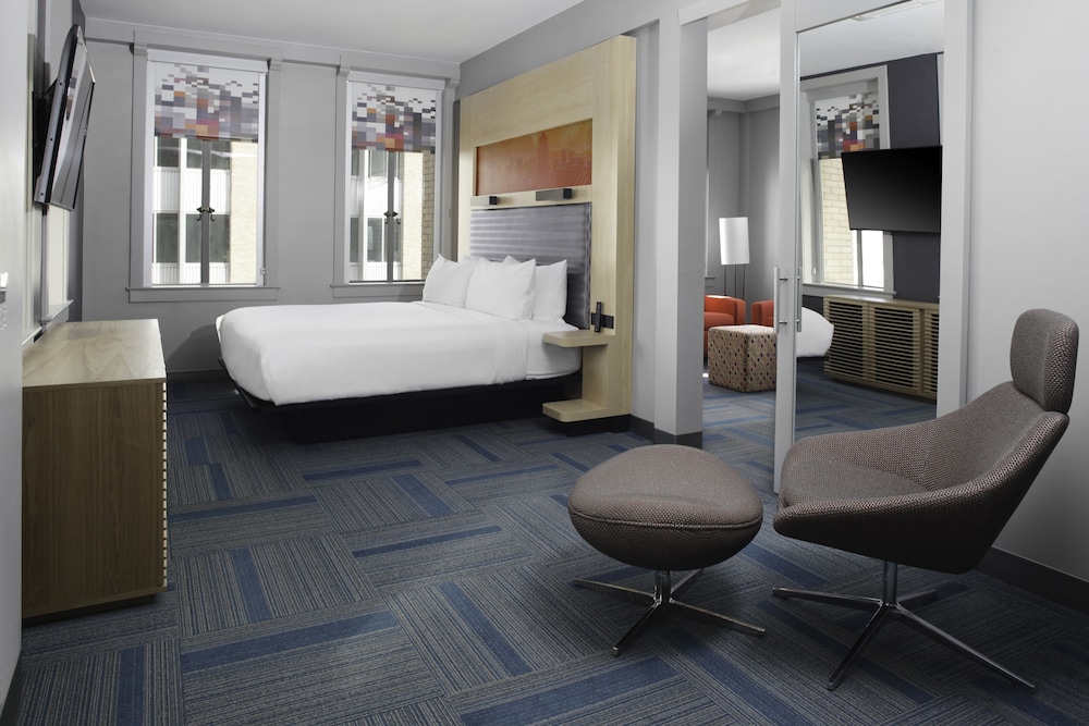 Room, 1 King Bed (Mobility Accessible, Roll-In Shower) photo 3