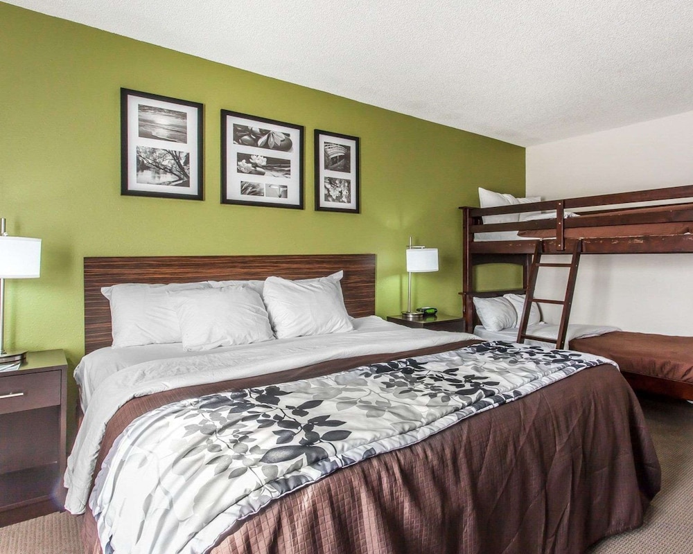 Suite, Multiple Beds, Non Smoking - Photo 4