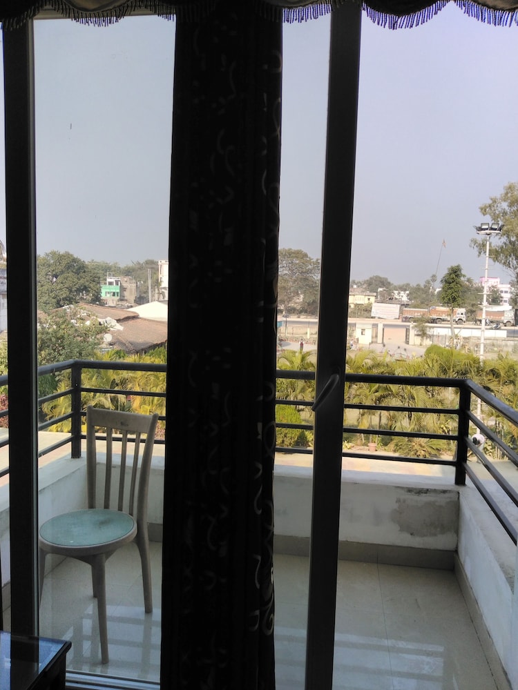 Deluxe Room, 1 King Bed, City View photo 2