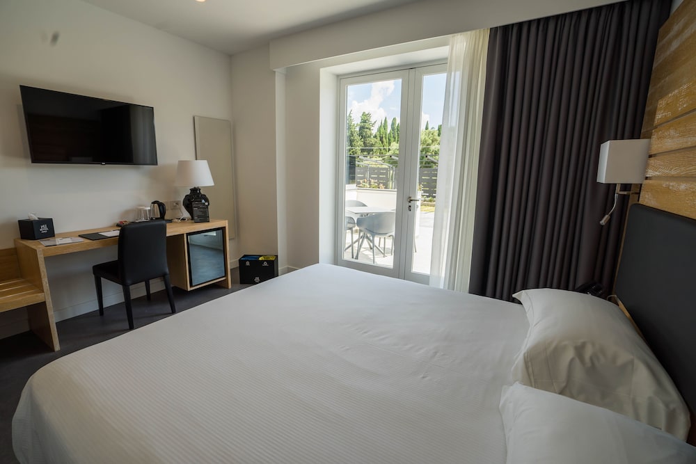 Deluxe Double or Twin Room - Photo 9