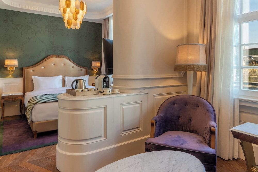 Grand Room, 1 King Bed photo 3