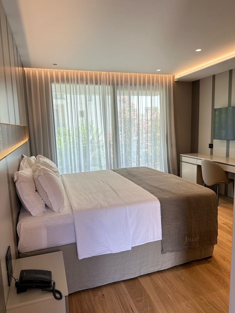 Double or Twin Room, Partial Sea View photo 1