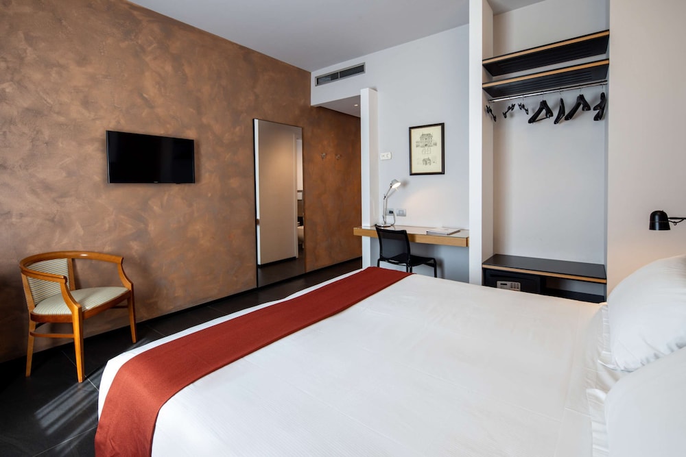 Comfort Room, 1 Queen Bed, Non Smoking thumbnail 5
