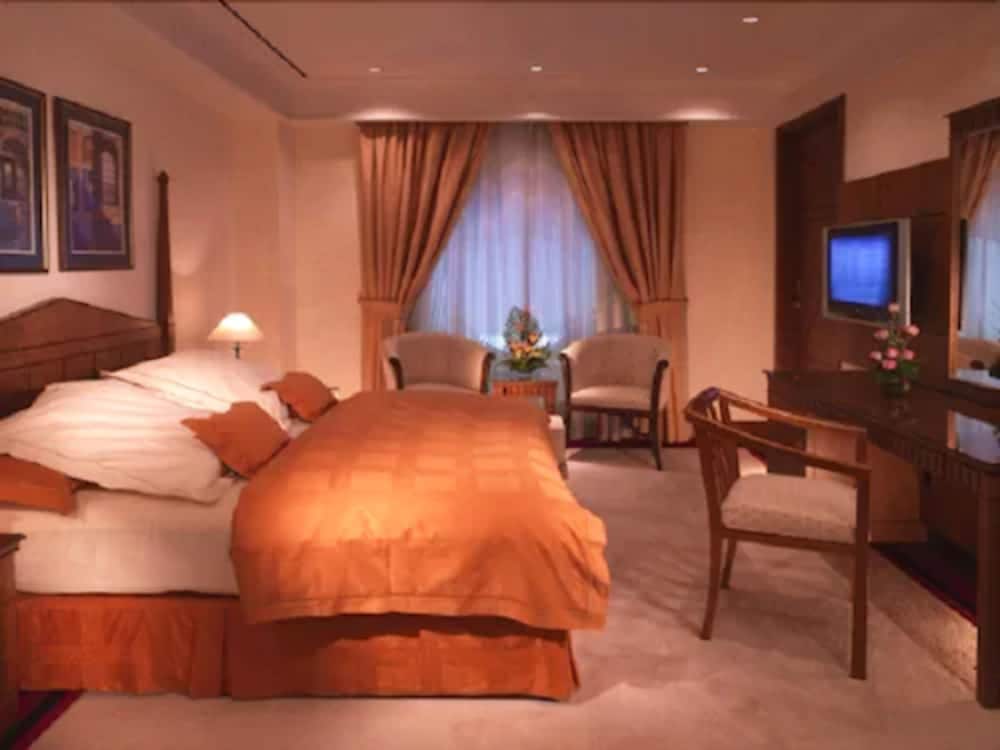 Junior Suite At Concourse C Near Gate C13 Or C17