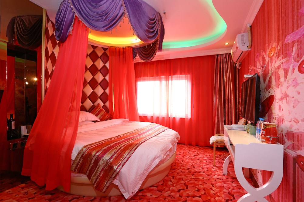 Elite Theme Round Bed Room