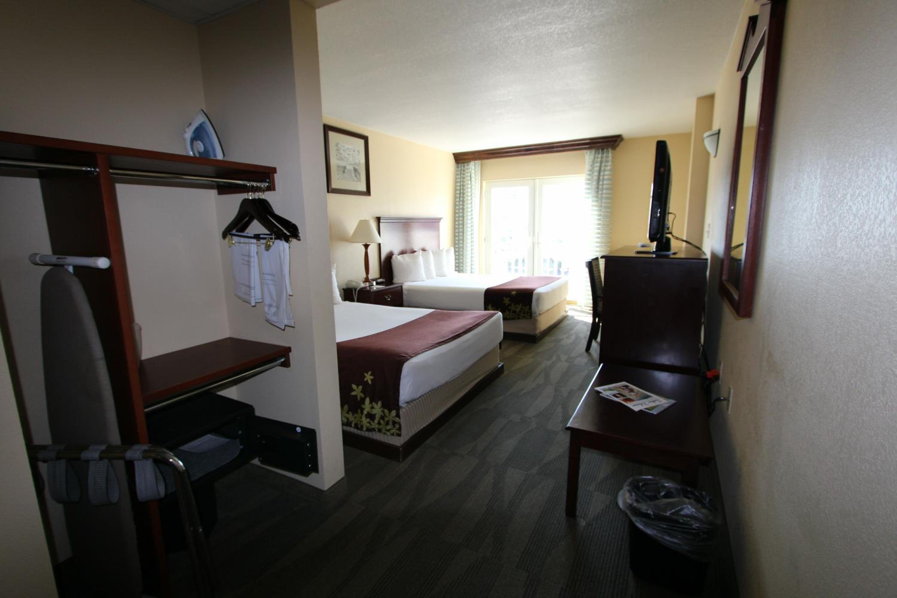 Queen Room with Two Queen Beds - Non-Smoking - Photo 3