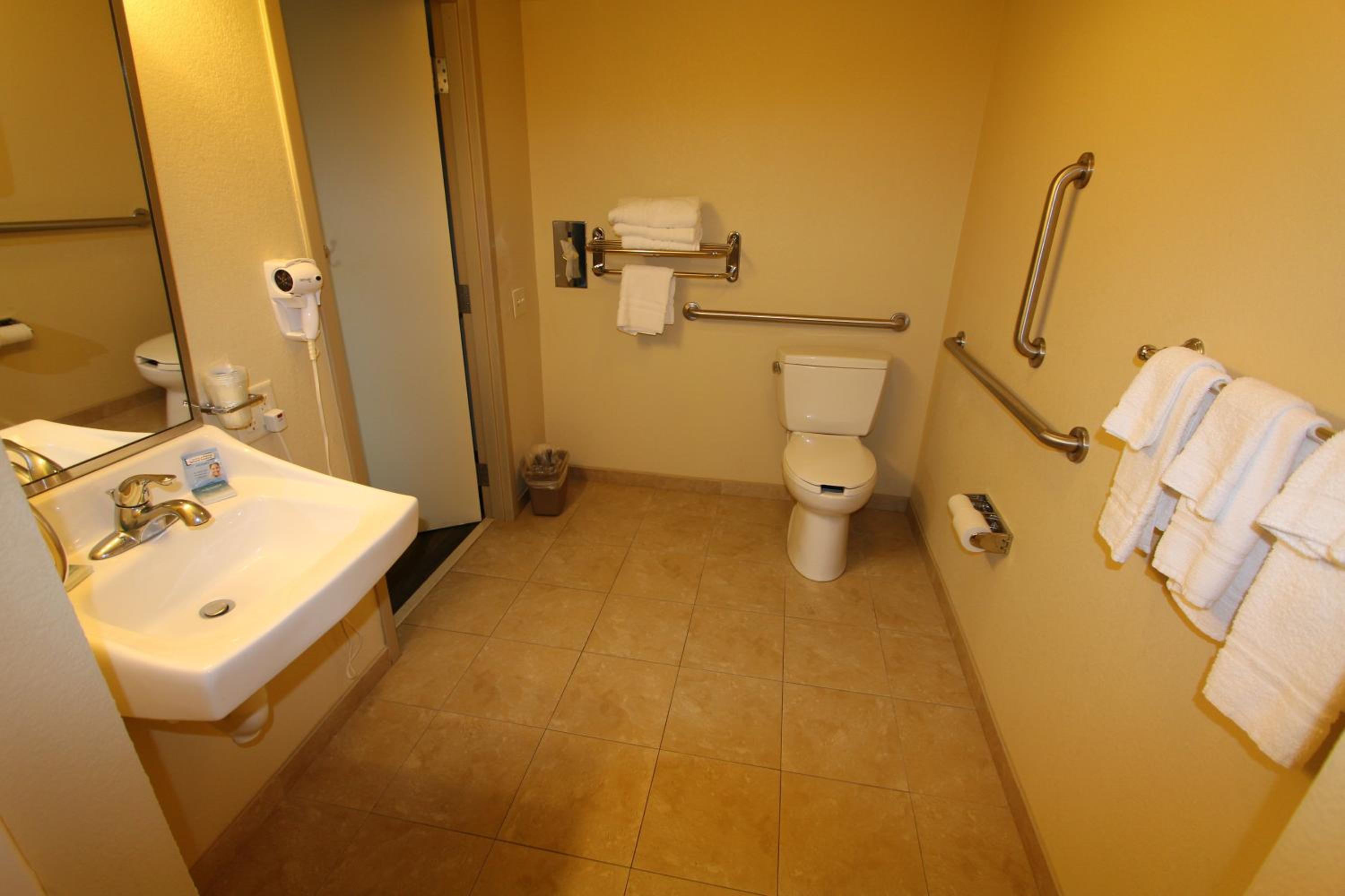 Queen Room with Two Queen Beds - Non-Smoking - Photo 4