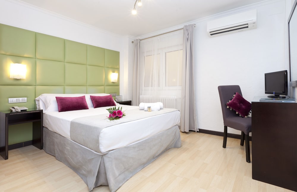 Standard Double or Twin Room - Photo 1