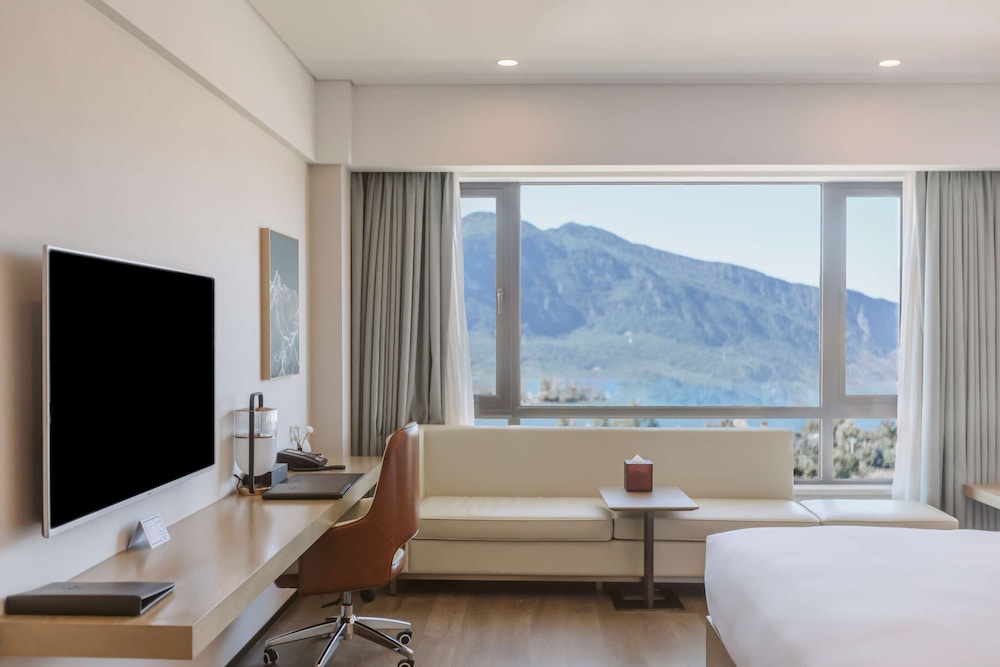 Deluxe Room, 1 King Bed, Lake View - Photo 2