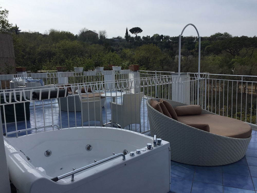 Premium Room, 1 King Bed, Hot Tub, Sea View thumbnail 5
