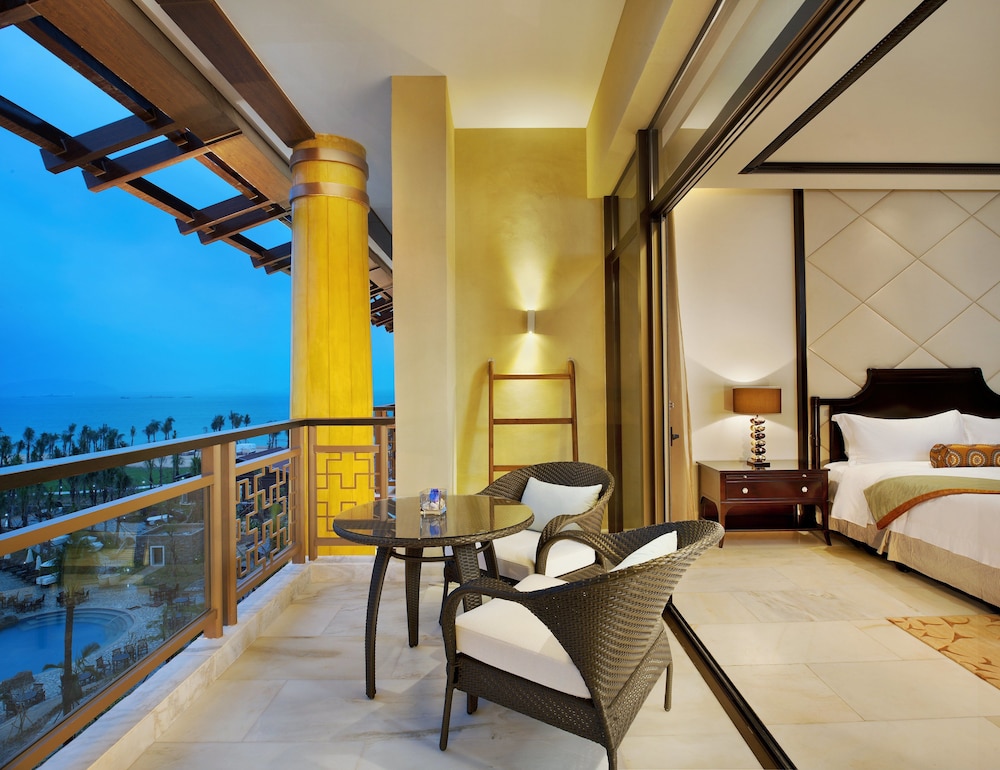 Premium Room, 1 King Bed, Ocean View, Oceanfront - Photo 5