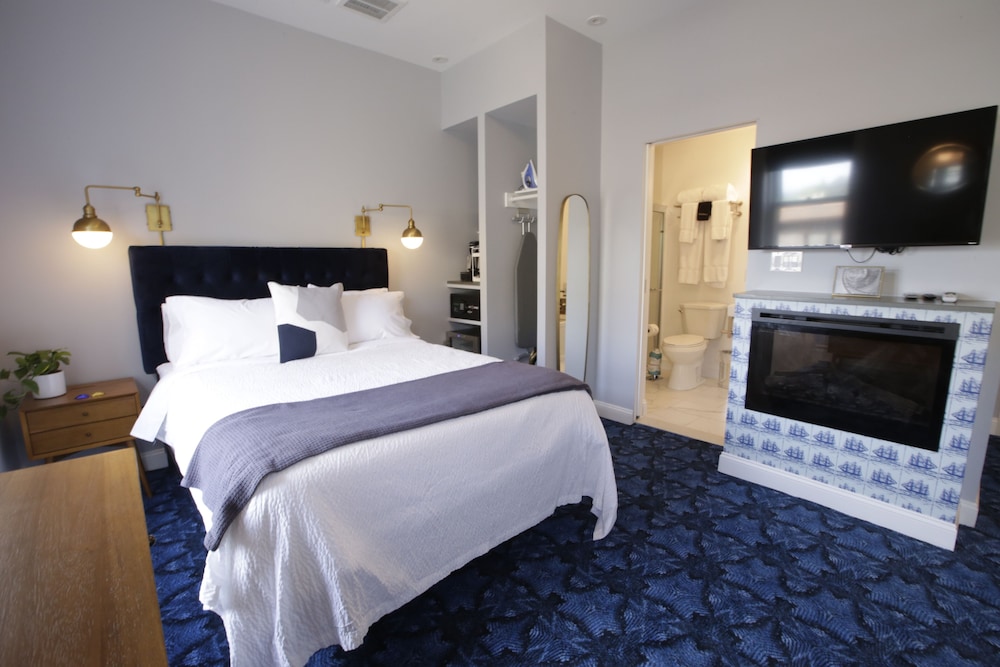 Deluxe Room, 1 Queen Bed (303)