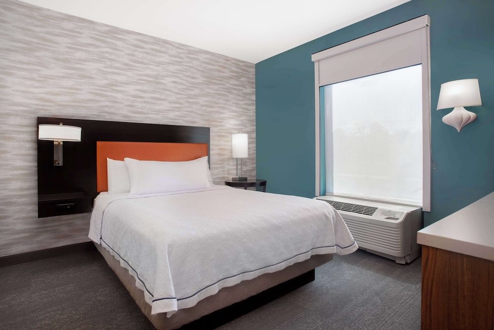 Suite, 1 Queen Bed, Accessible, Bathtub photo 2