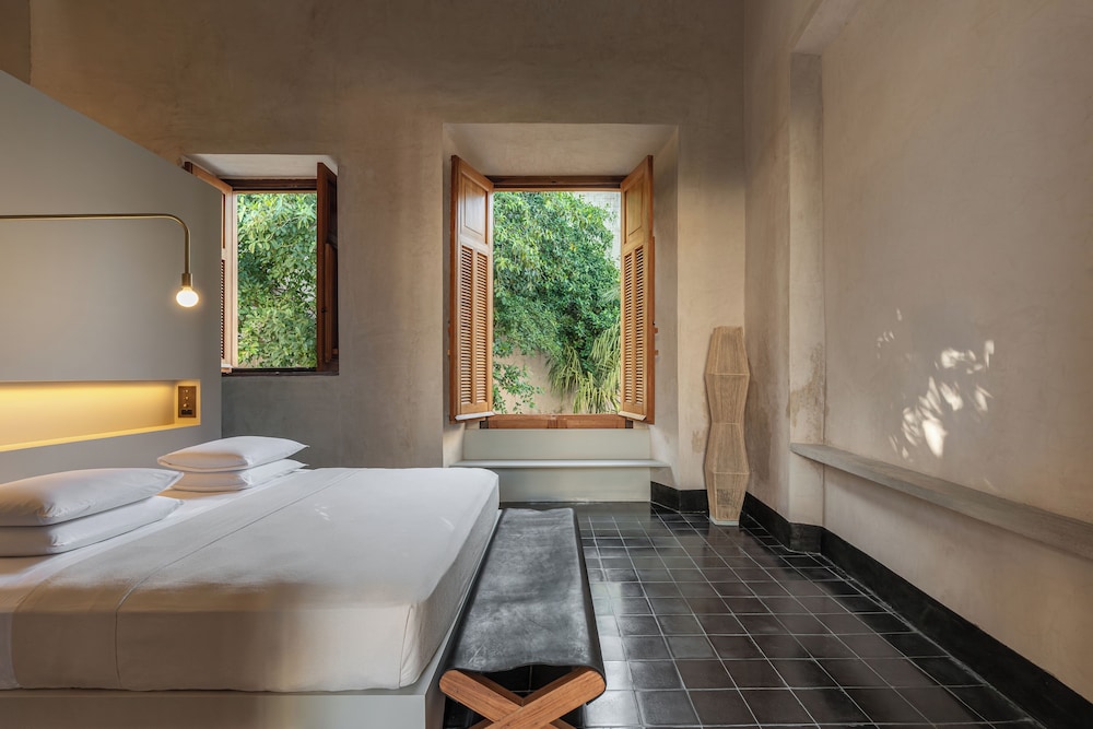 Room, Pool View