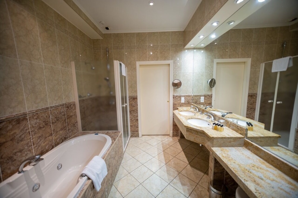 Deluxe Double Room, Ensuite, Courtyard View (Duchesse De Chevreuse) - Photo 5