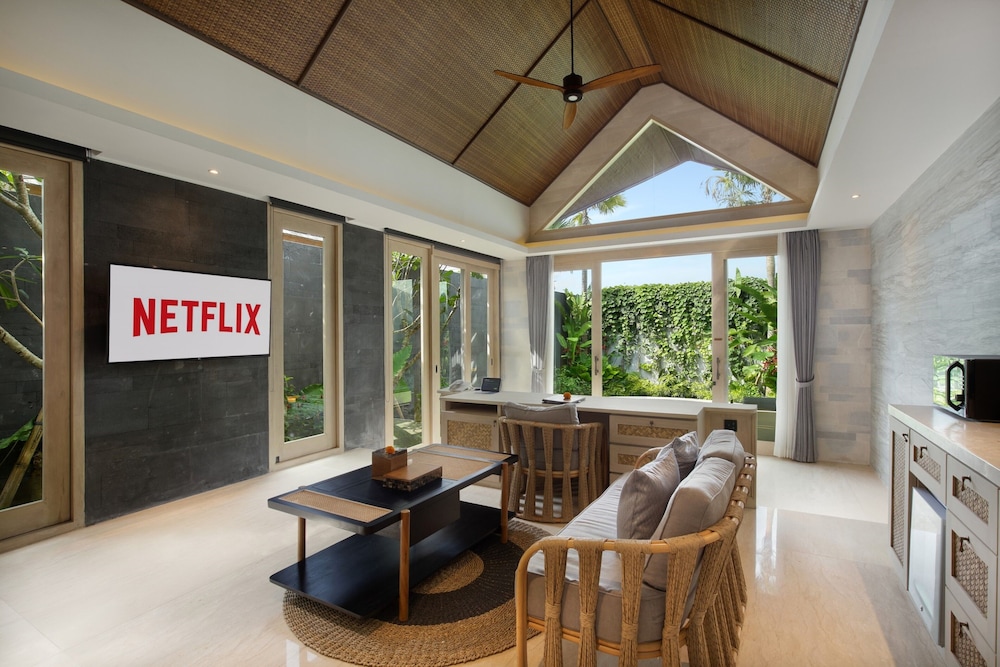 Smart 1 Bedroom Villa with Private Pool & Hot Tub - Photo 2