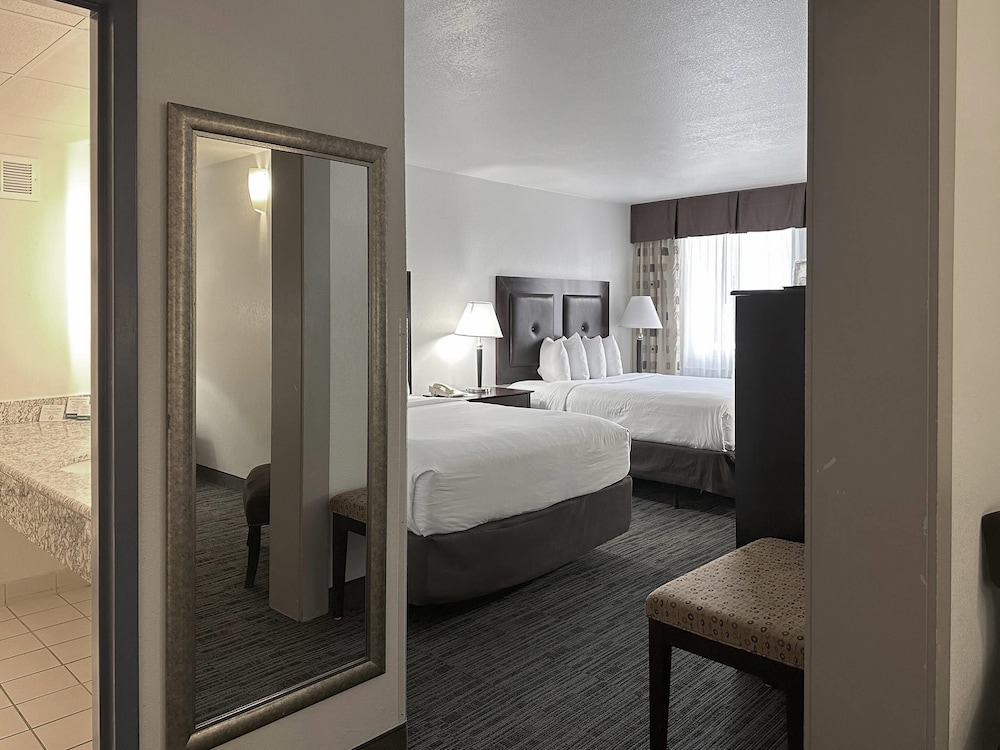 Room, Multiple Beds, Non Smoking - Photo 7