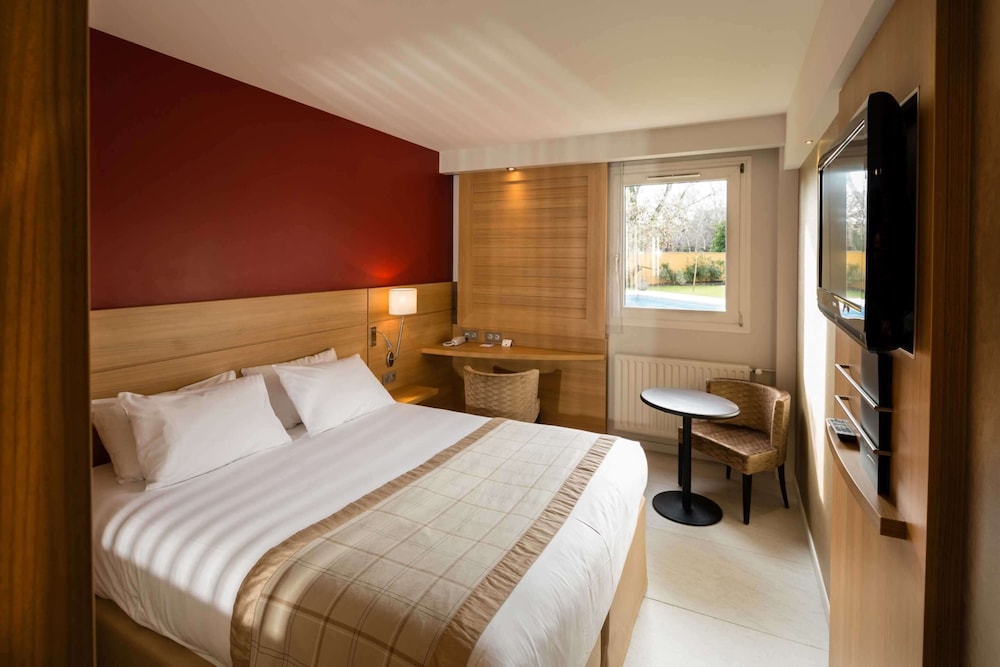 Superior Room, 1 King Bed, Non Smoking, Pool View