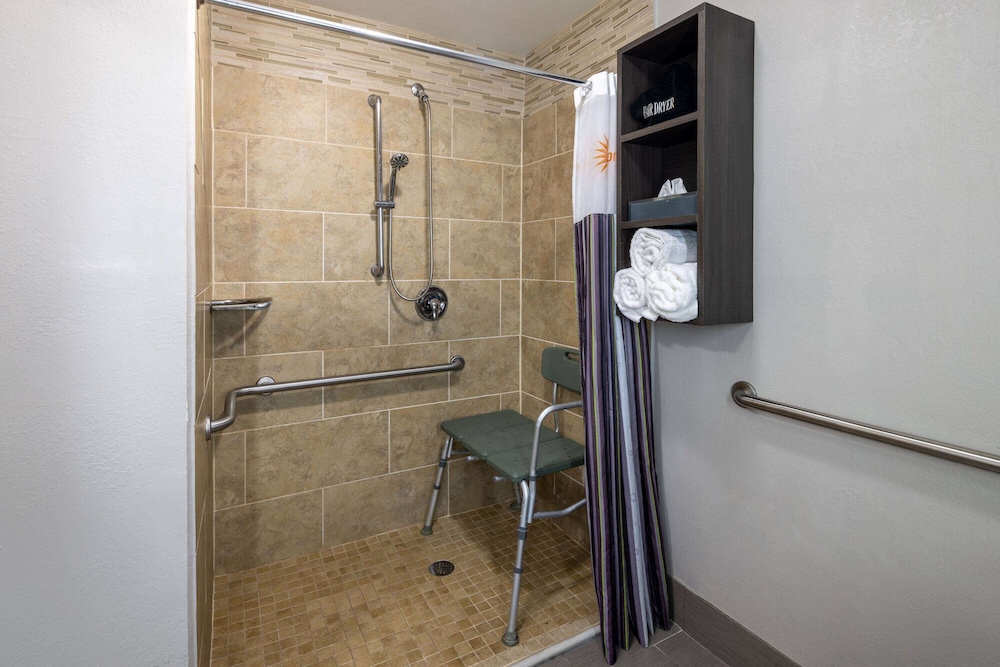 Room, 1 King Bed, Accessible, Non Smoking (Mobility Accessible) - Photo 2