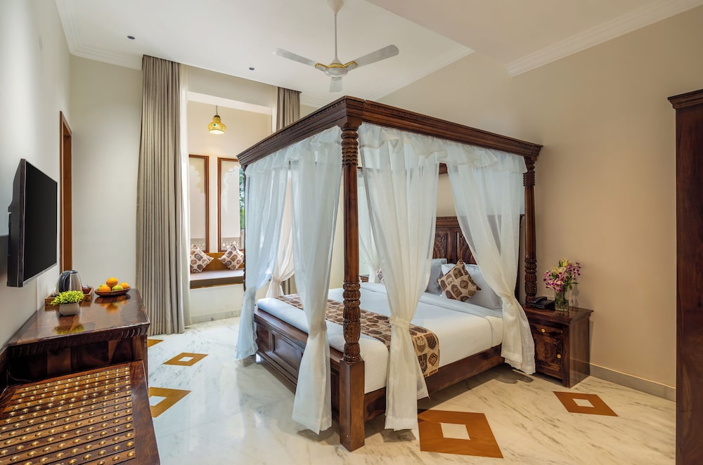 Imperial Room With Poster Bed And Jharokha
