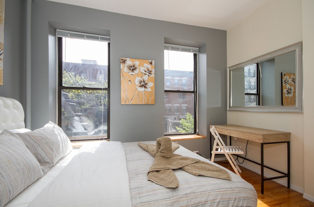 City Apartment, 2 Bedrooms photo 2