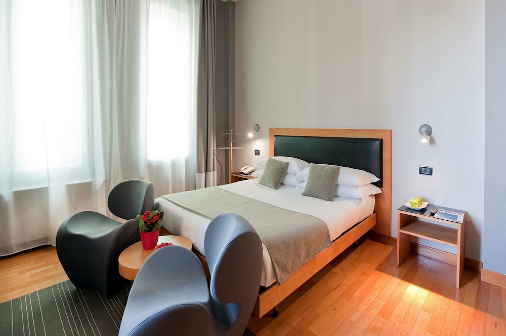 Superior Room, 1 Queen Bed, Non Smoking (With Single Sofabed) photo 2