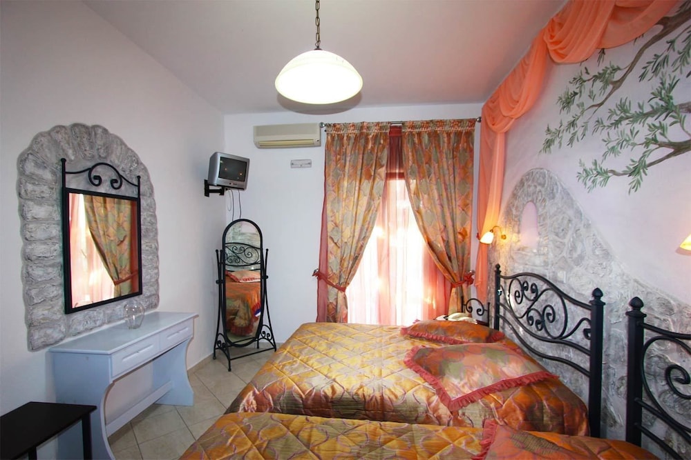 Studio (3 Adults)