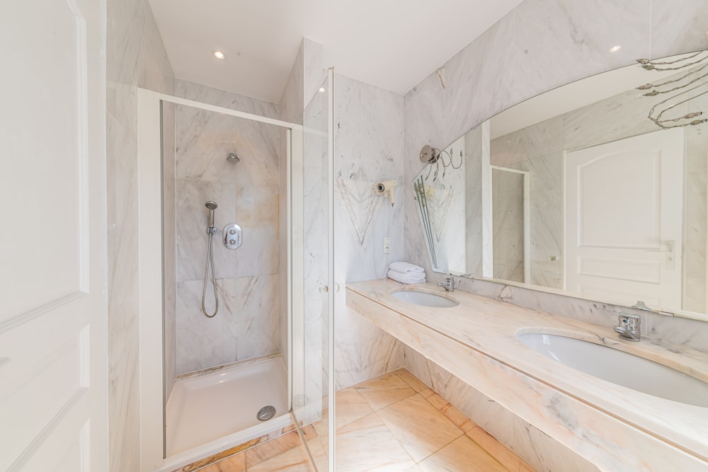 Deluxe Suite - Photo 4