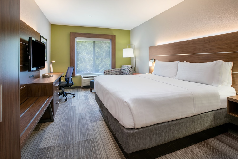 Standard Room, 1 King Bed, Jetted Tub - Photo 6