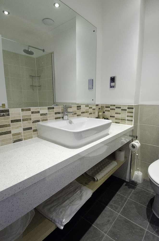 Superior Quadruple Room, Multiple Beds, Ensuite photo 3