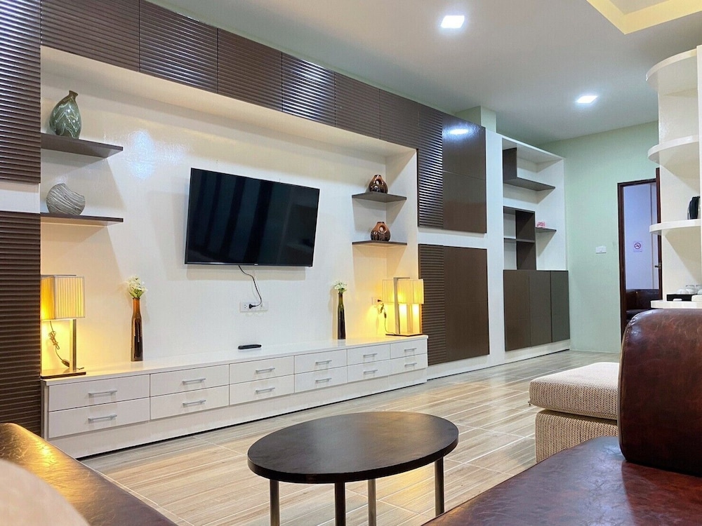 VIP Family Room - Photo 4