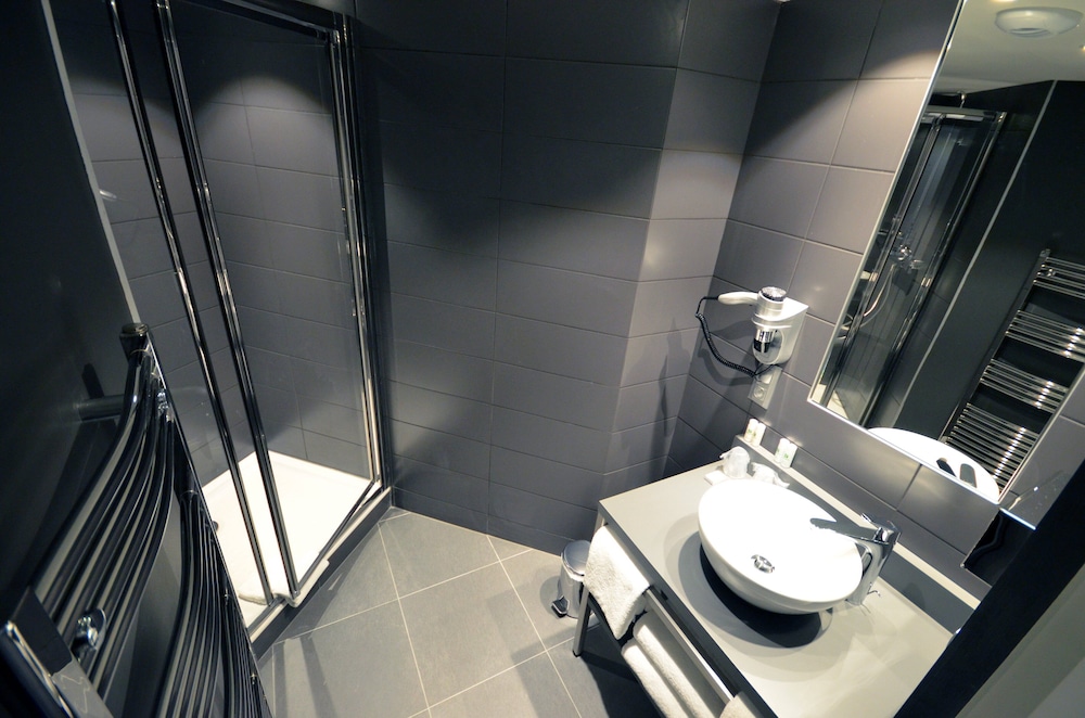 Standard Room, 1 Queen Bed (Bath/Shower Combo) - Photo 10