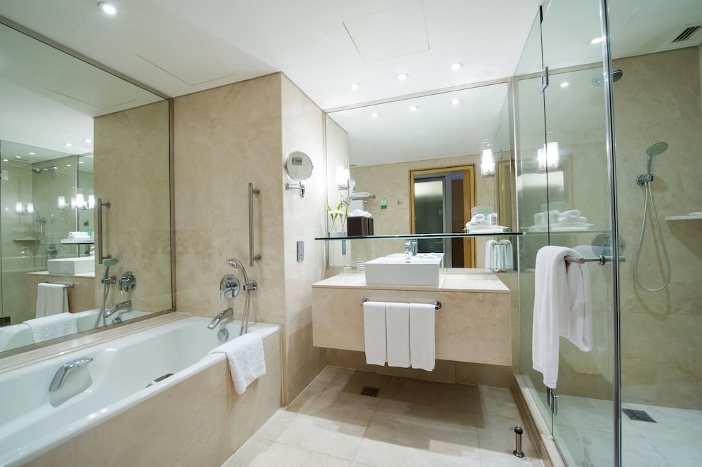 Premium Room, 2 Twin Beds, Smoking, City View thumbnail 6