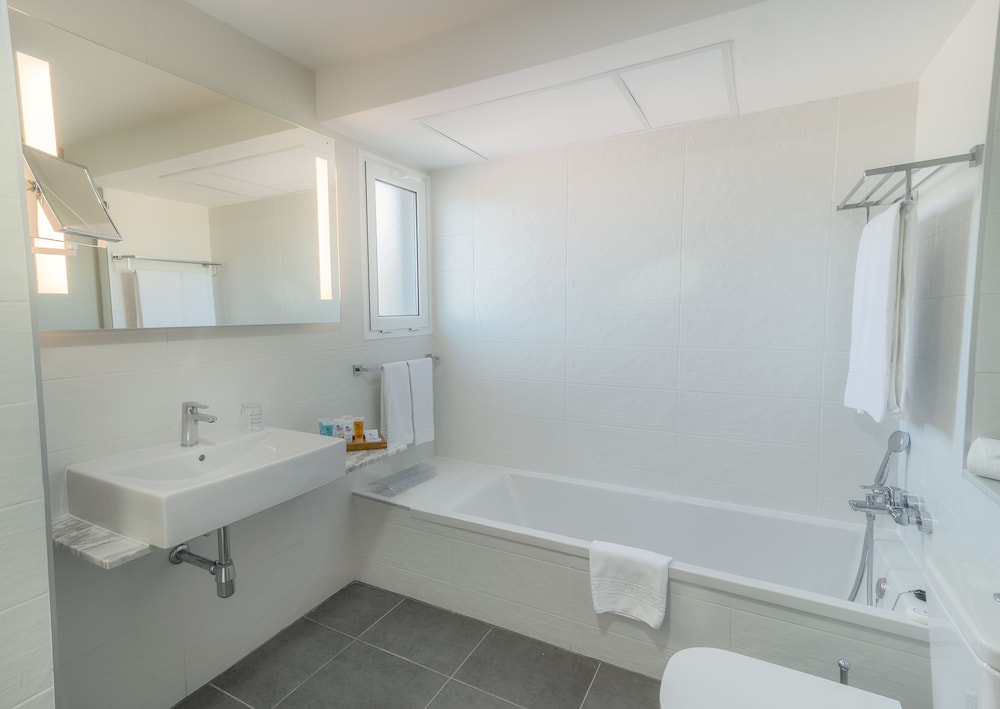 Superior Double Room, Balcony (2 adults and 1 child) photo 2
