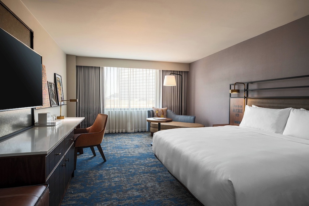 Room, 1 King Bed (Mobility/Hearing Access, Roll-In Shwr)