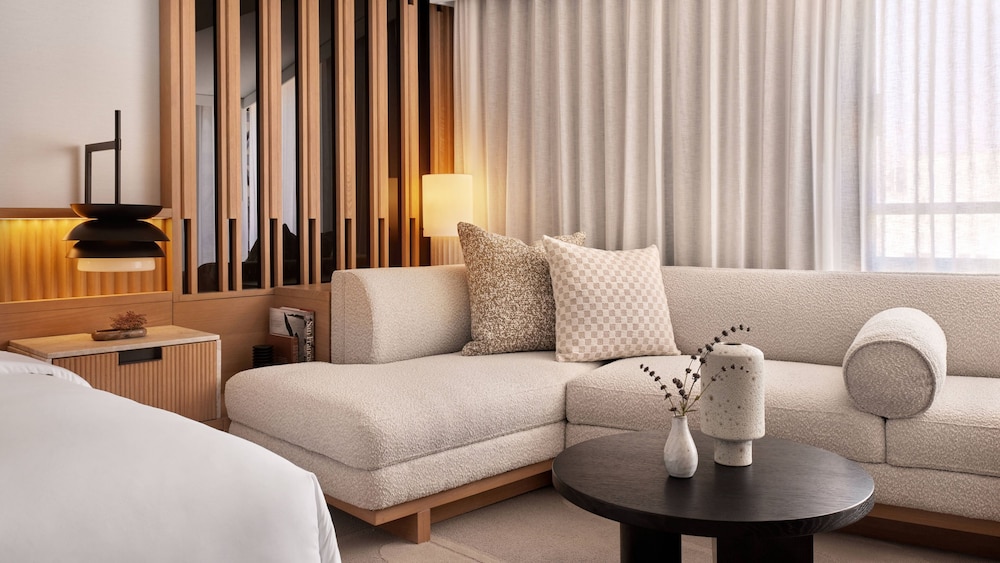 Signature Room, 2 Queen Beds, City View (Mobility/Hearing Access, Roll-in Shwr)