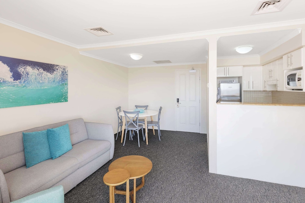 Two Bedroom Deluxe (No View) - Photo 2