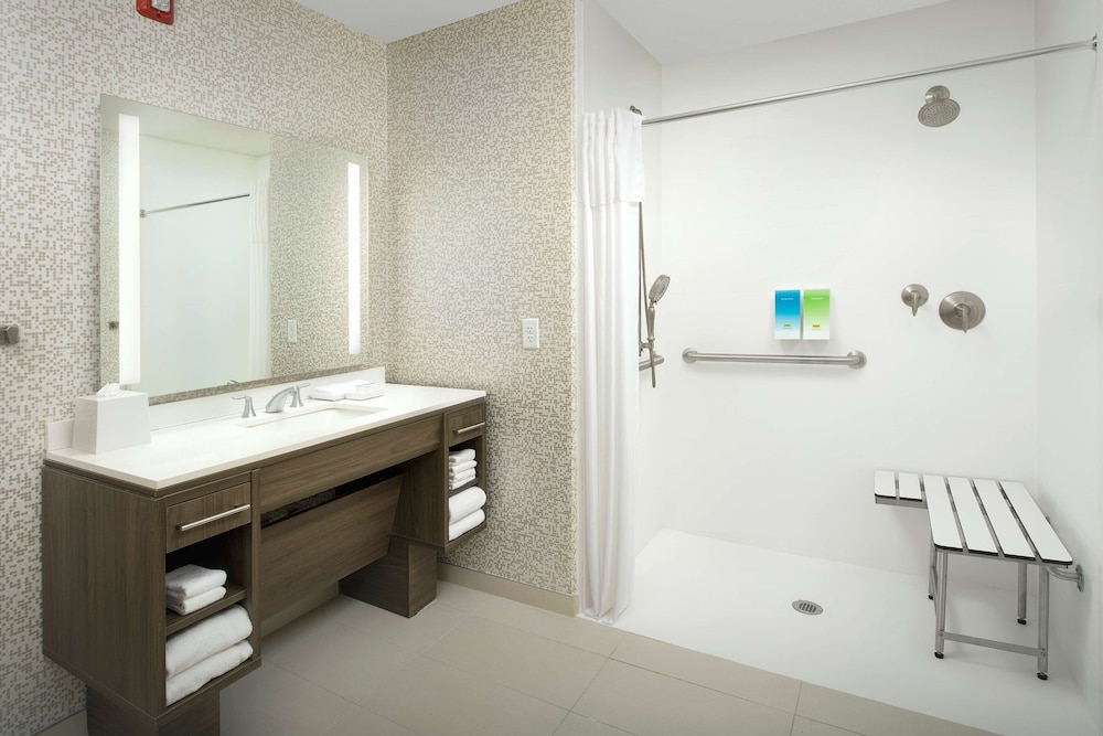 Suite, 1 King Bed, Accessible (Roll-In Shower) - Photo 6