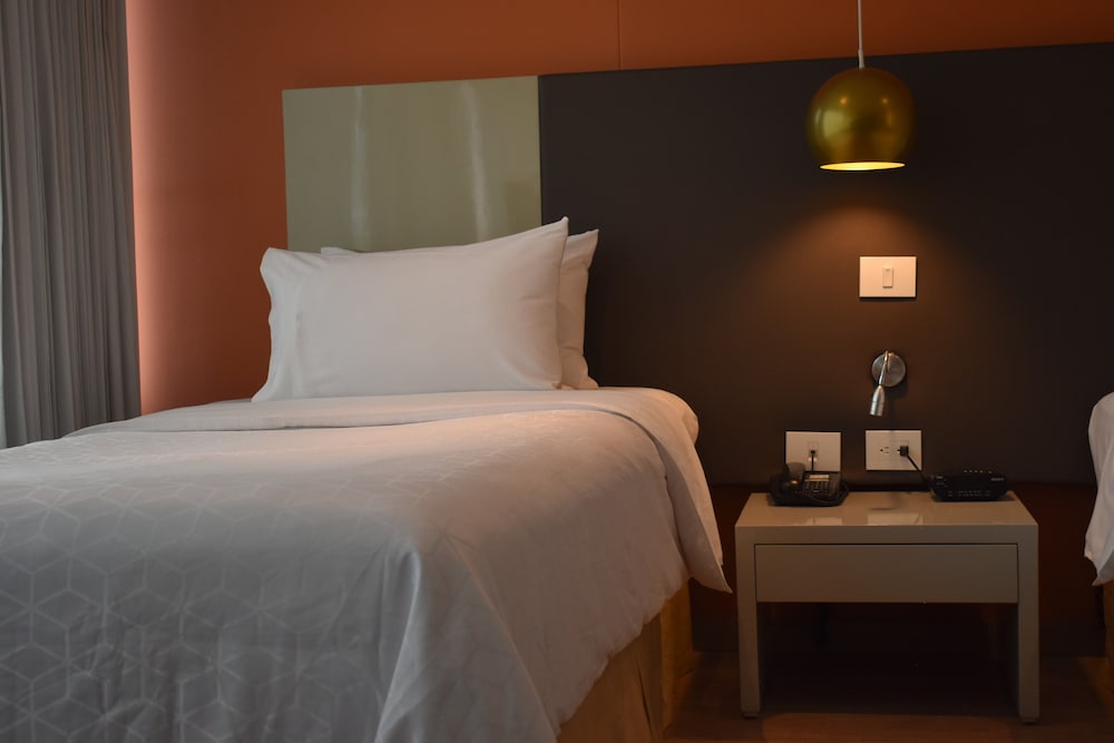 Suite, 1 Queen Bed, City View
