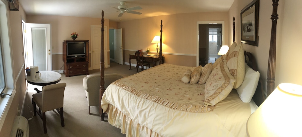 Suite, 1 King Bed photo 3