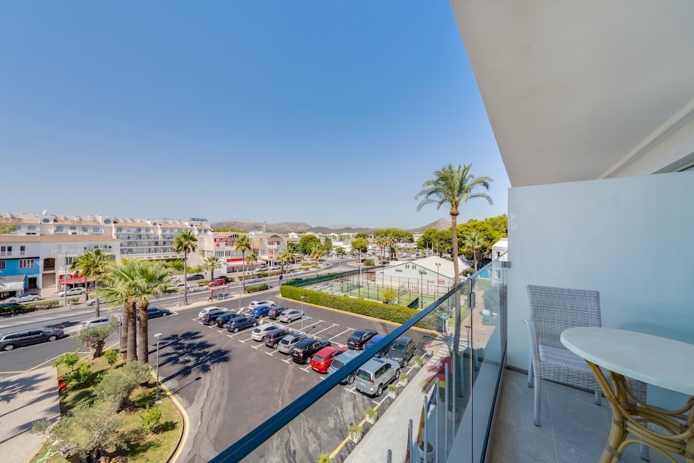 Standard Double Room, Balcony (2 Adultos + 1 Child)