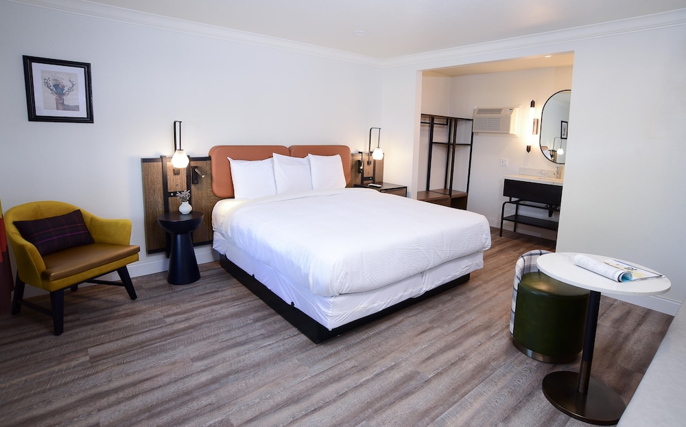 Deluxe Room, 1 King Bed, Non Smoking