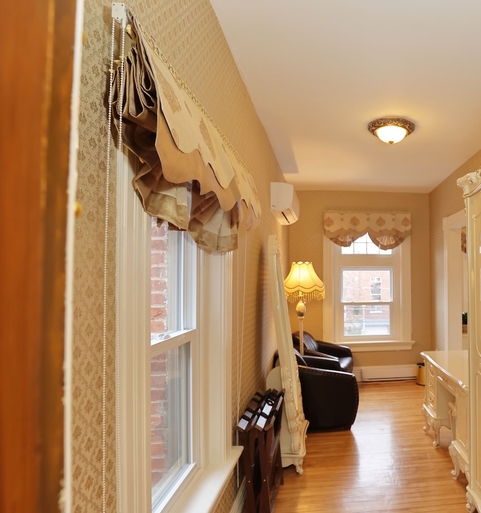 Deluxe Studio Suite, 1 Queen Bed, City View - Second Floor photo 1