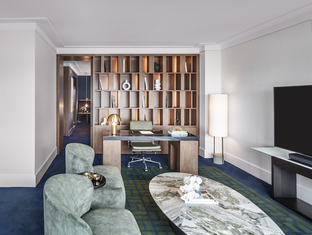 1 King 1 Bedroom Suite Opera House View thumbnail 5